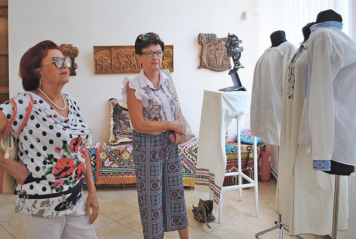 Вишивальниця з Іршави Іляна Войнарович поряд зі своїми роботами