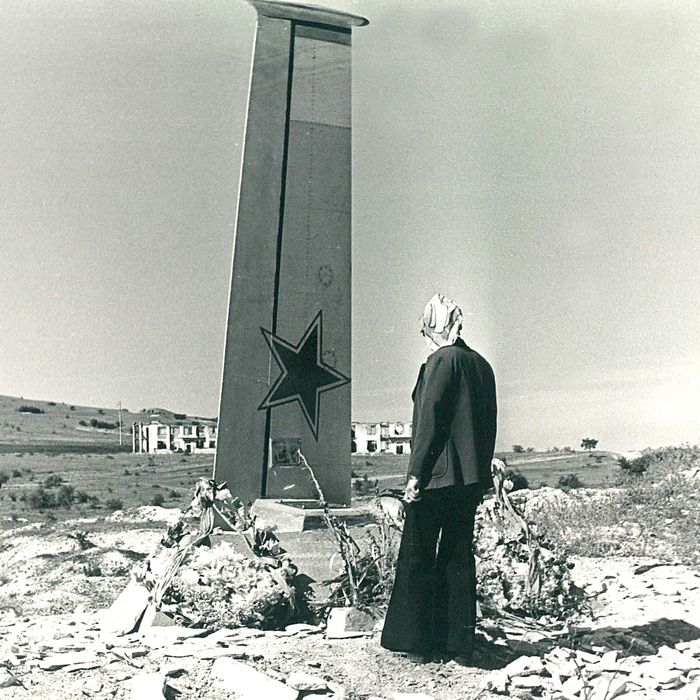 Лариса Кияниця на горі Узун-Сирт біля стели  у вигляді крила планера — пам’ятника загиблим планеристам