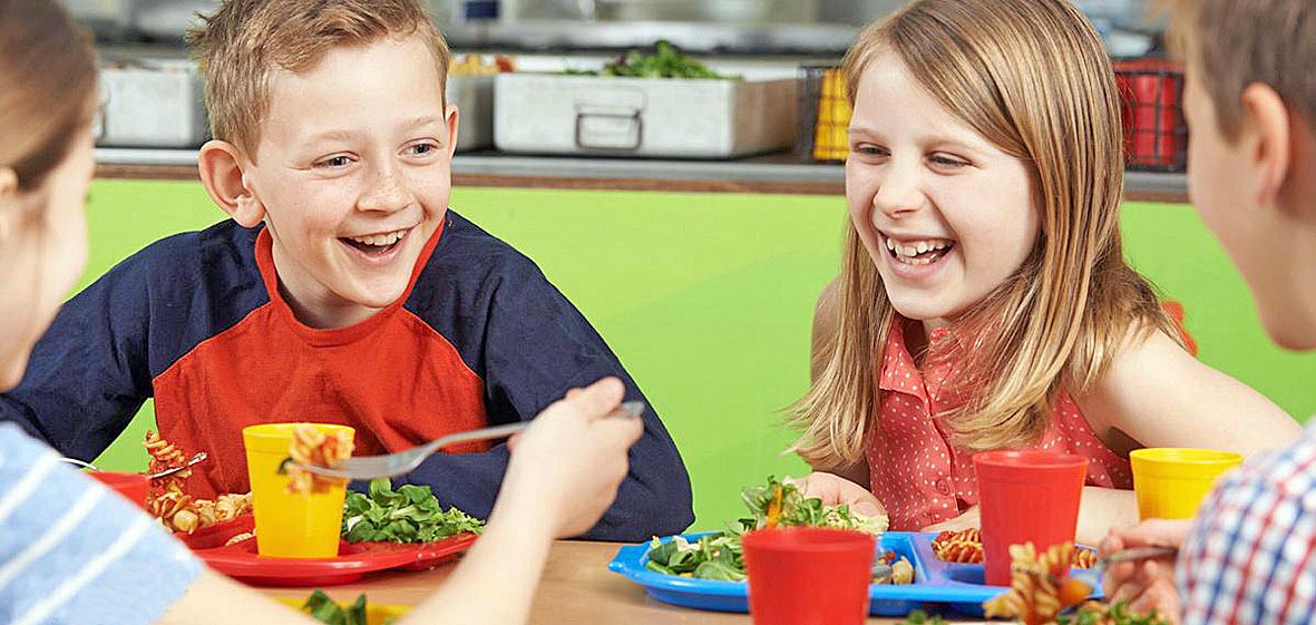 Діти, привчені вдома їсти овочі, охоче їх вживають і в школі. Фото з сайту cdn.u.media