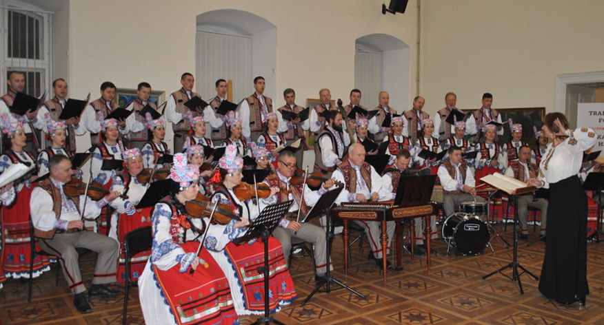 Закарпатський народний хор з натхненням виконав «Карпатську рапсодію» — твір для хору, солістів  і оркестру. Фото надав автор