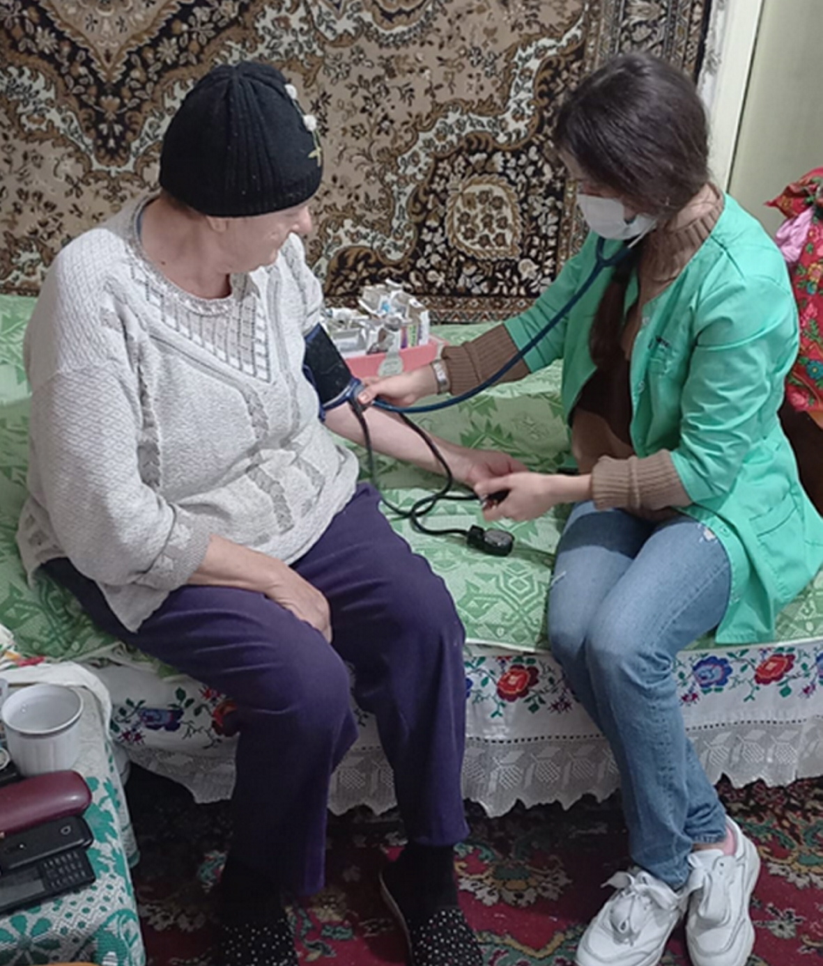 Кожен візит до лікаря для жителів села дає небезпідставні надії швидкого позбавлення від недуг. Фото з сайту ildana.tv