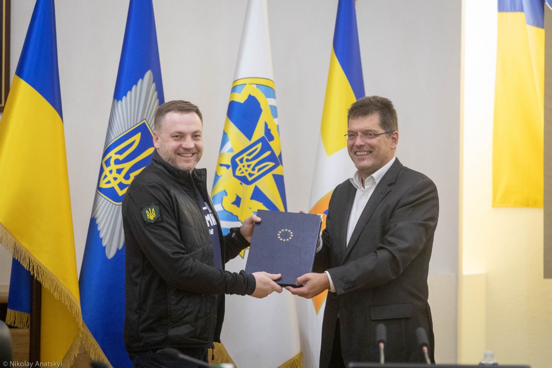 Янез Ленарчич передав дорожню карту вступу в систему Механізму цивільного захисту ЄС Денису Монастирському. Фото з сайту mvs.gov.ua