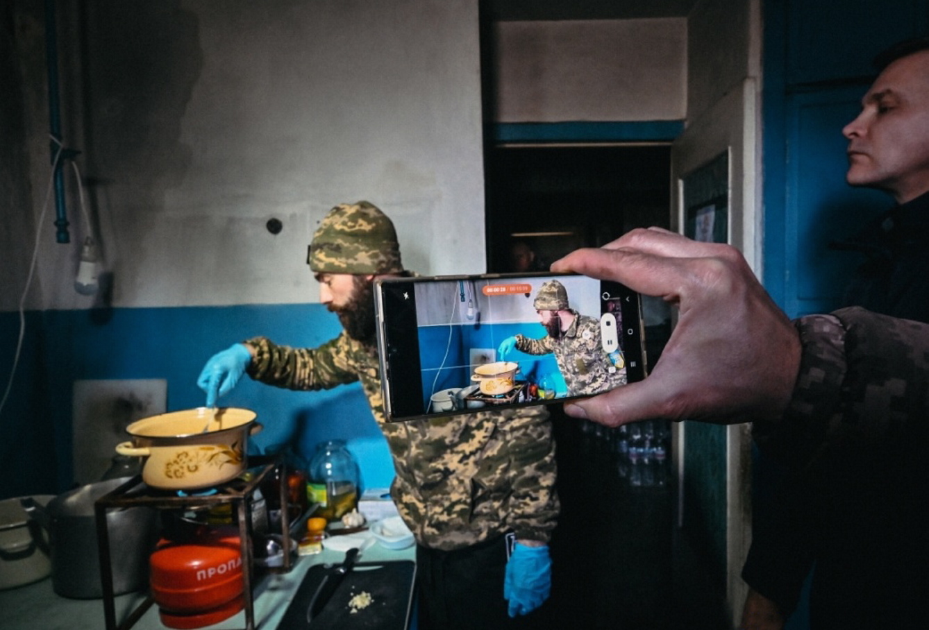 На  бойовій позиції — маленькій кухні — яйця пашот і деруни виходять особливо смачними. Фото з сайту ukrinform.com