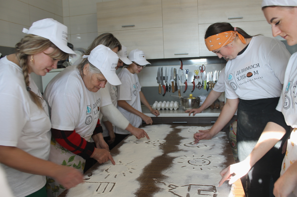 Учасники проєкту «Ділимося хлібом» починають роботу з чистими помислами. Фото автора