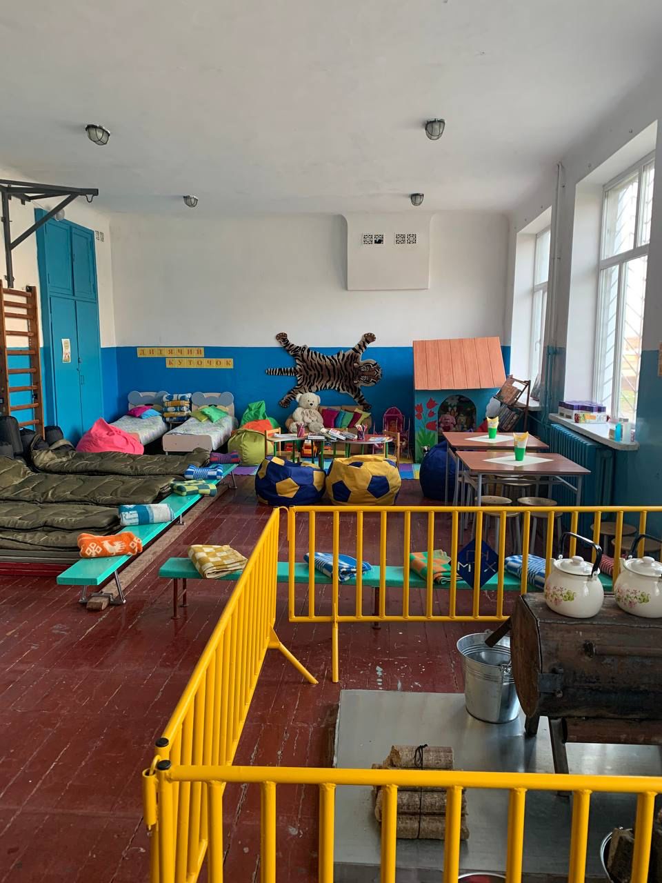 Пункти незламності у навчальних закладах: тут для малих навіть обладнані місця для сну. Фото з сайту kharkov.comments.ua