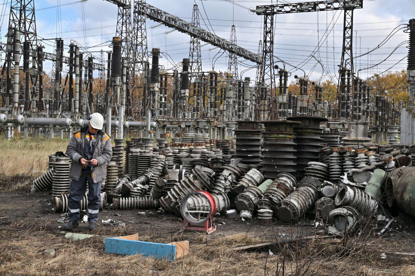 Нині ремонтом і відновленням пошкоджених об’єктів енергетичної інфраструктури ми займаємосЯ цілодобово. Фото з сайту novosti-n.org
