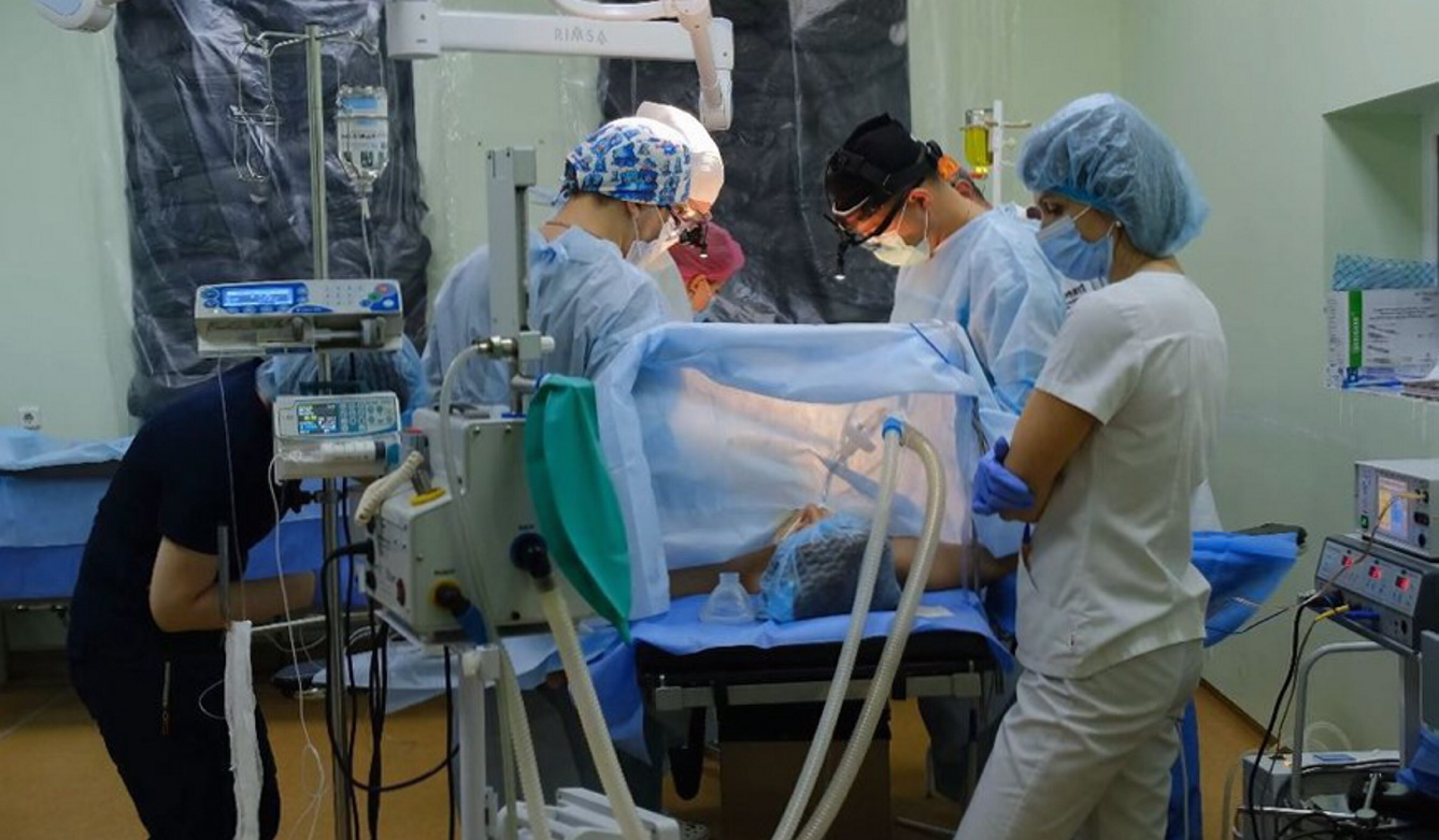 У Черкаському онкодиспансері під час блекауту завдяки потужному генератору провели дві успішні трансплантації нирок. Фото з сайту suspilne.media