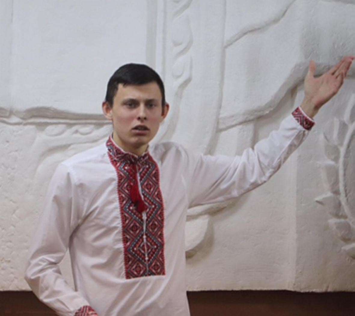 Студент із Маріуполя Максим Філіпов декламує поему «Мазепа». Фото надав автор