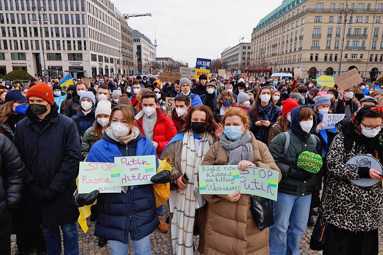 У Берліні люди масово виходять на мітинги проти російського вторгнення в Україну. Фото з сайту unian.ua
