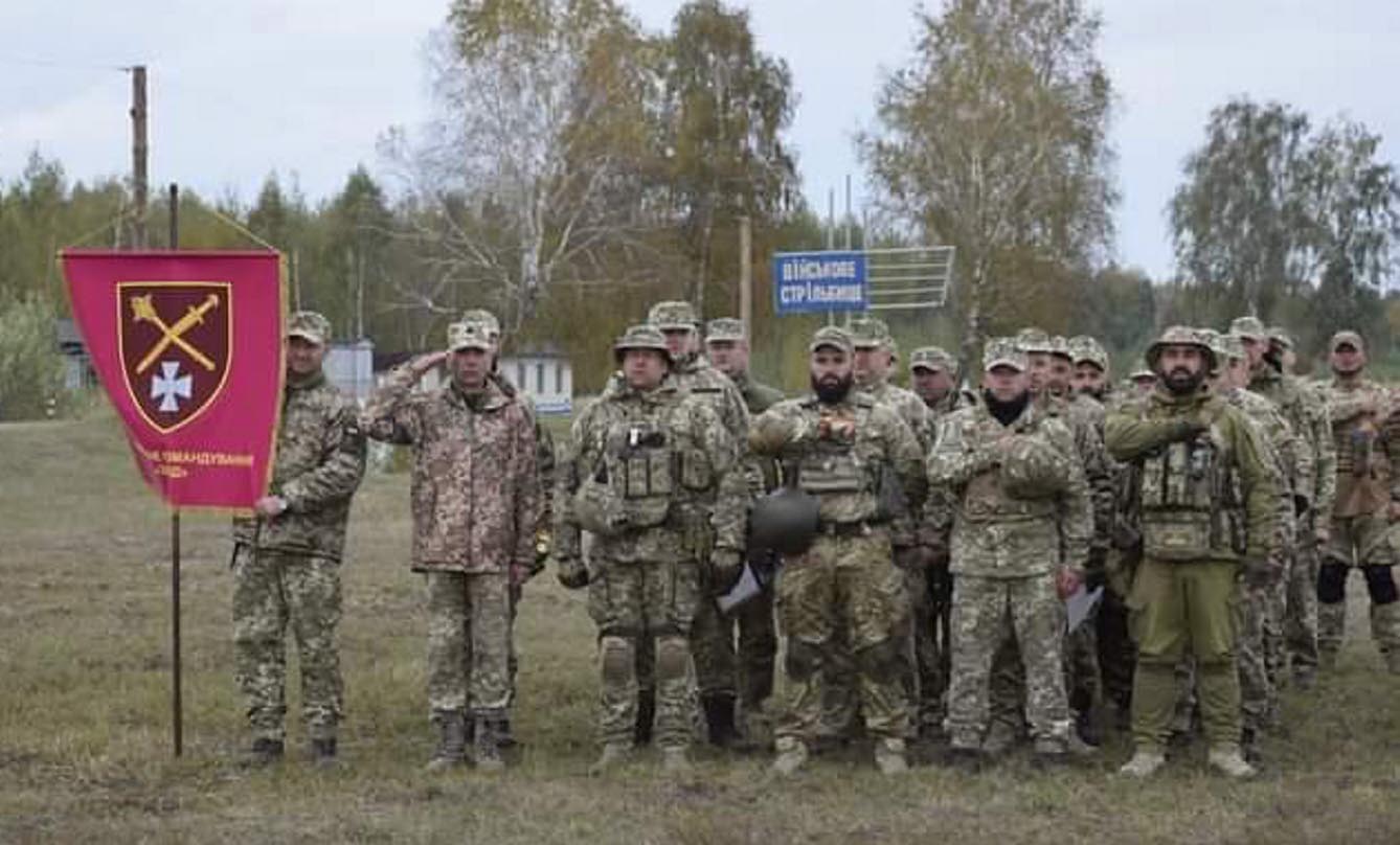 Бійці 68 окремого батальйону тероборони на чолі з майором Олександром Чуйком (другий ліворуч) зі штандартом свого підрозділу. Фото надав автор