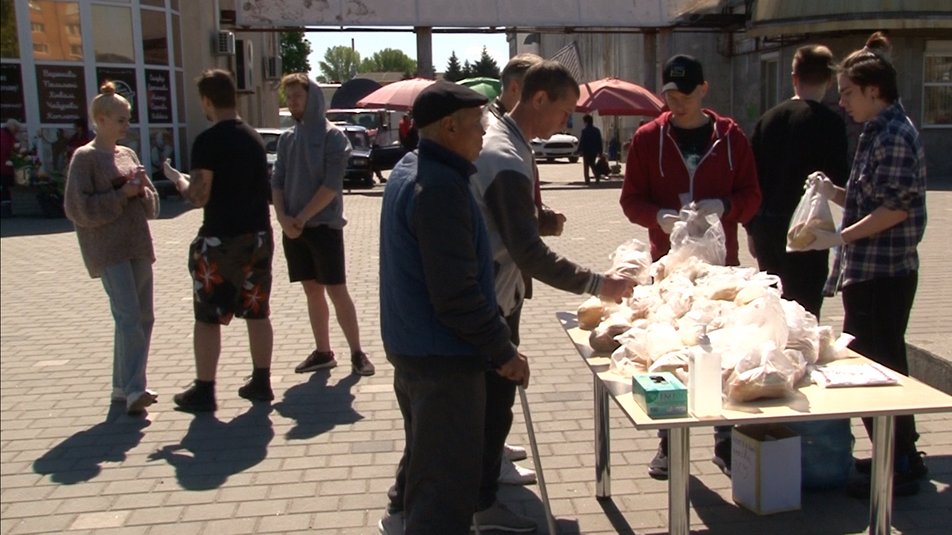 Недавно в Черкасах волонтери організували безплатну роздачу випічки, під час якої роздали пів тисячі хлібин. Фото з сайту suspilne.media
