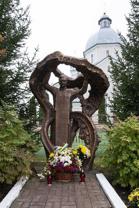 Пам’ятник Степанові Чарнецькому в Шманьківцях — селі,  в якому він народився. Фото Максима ОГОРОДНИКА