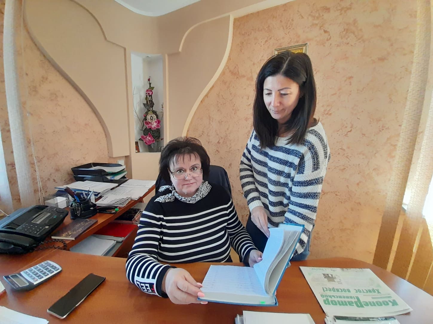 Бухгалтер Ірина Малюк (праворуч) та директор Надія Поліщук одразу знайшли спільну мовую Фото автора