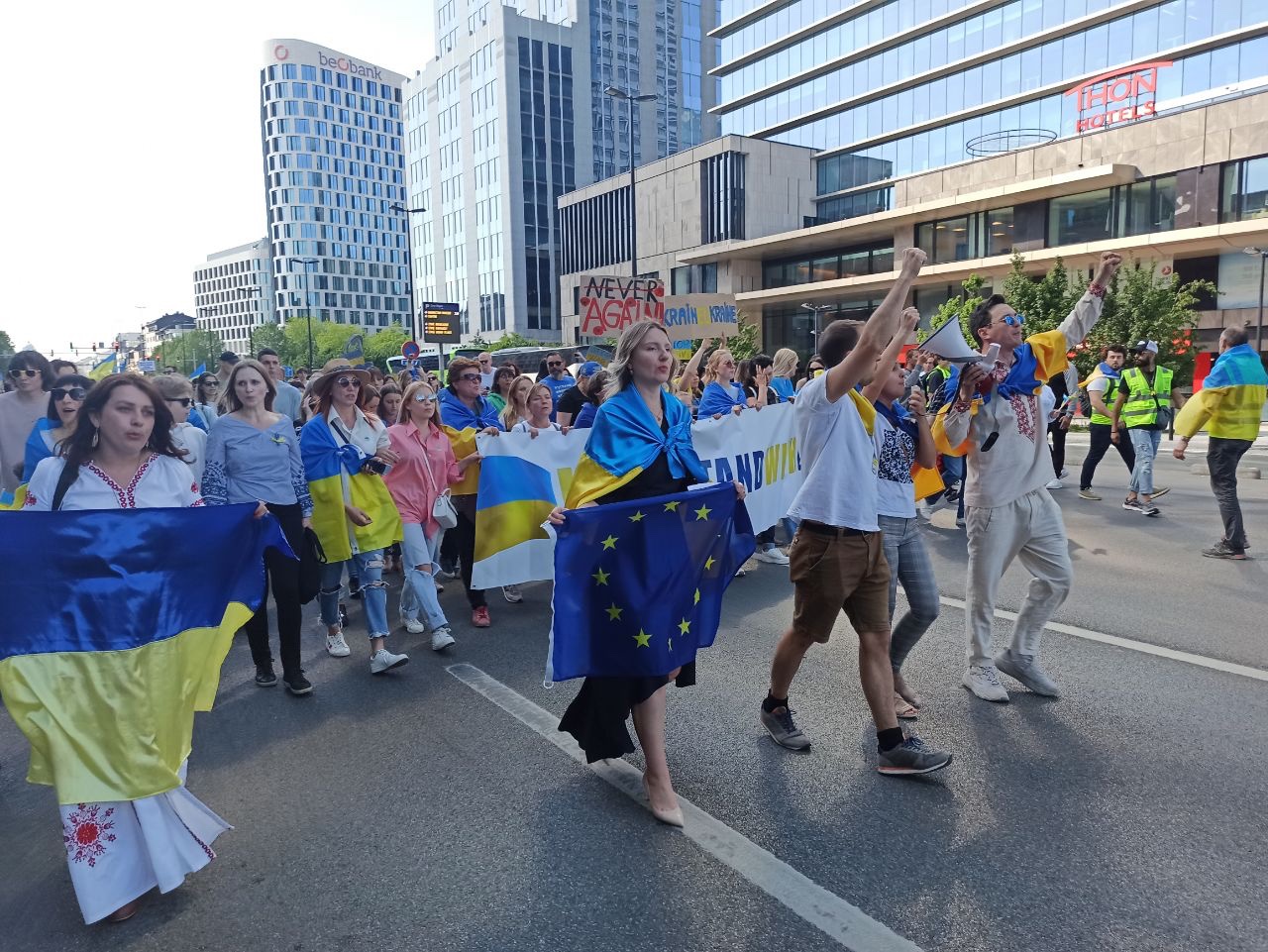 На честь Дня Європи кілька тисяч чоловік пройшли маршем на підтримку України у центрі Брюсселя. Фото надала авторка