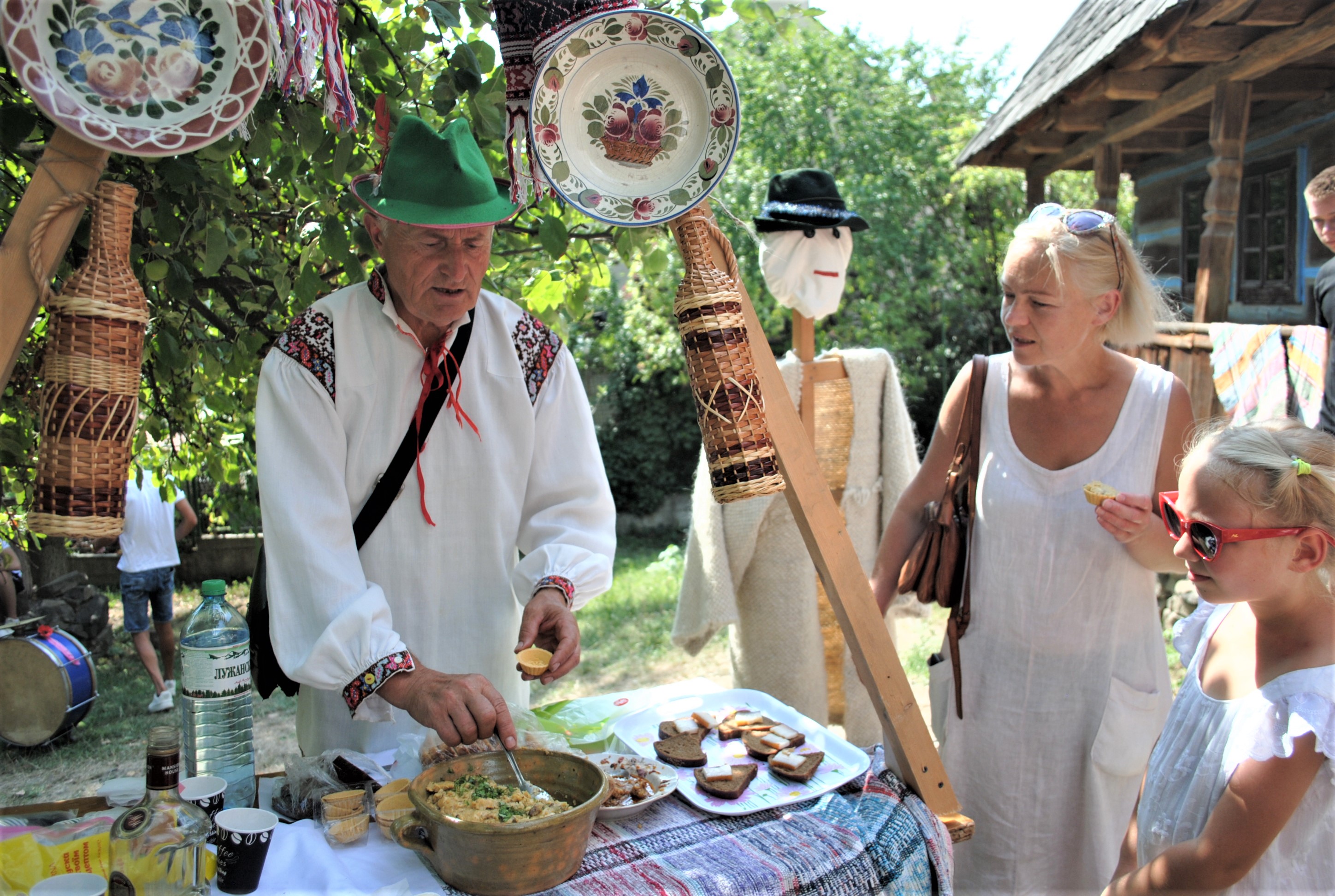 Завідувач музею села Черна Василь Івашко пропонує скуштувати чернянську начанку. Фото автора