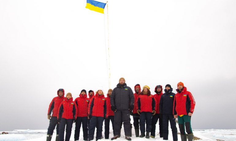 Команда 27-ї антарктичної експедиції вітає українців із Днем Державного прапора та Днем Незалежності. Фото надав автор