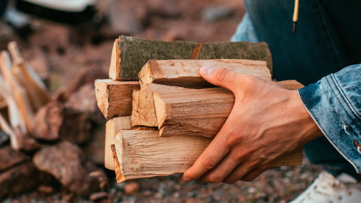 Завбачливі господарі запас дров заготовляють заздалегідь. Фото з сайту pereiaslav.city