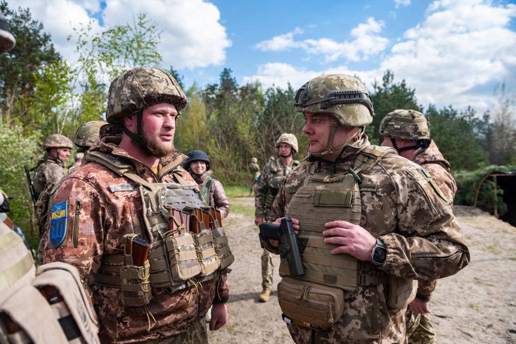 Генерал-лейтенант Сергій Наєв (праворуч) переконаний, що успішна операція неможлива без детального планування. Фото надав автор