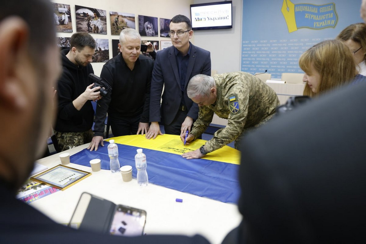 Генерал-лейтенант Сергій Наєв на пам’ять для журналістів підписав державний прапор України, на якому такі слова: «Журналісти важливі. Разом Переможемо!».
