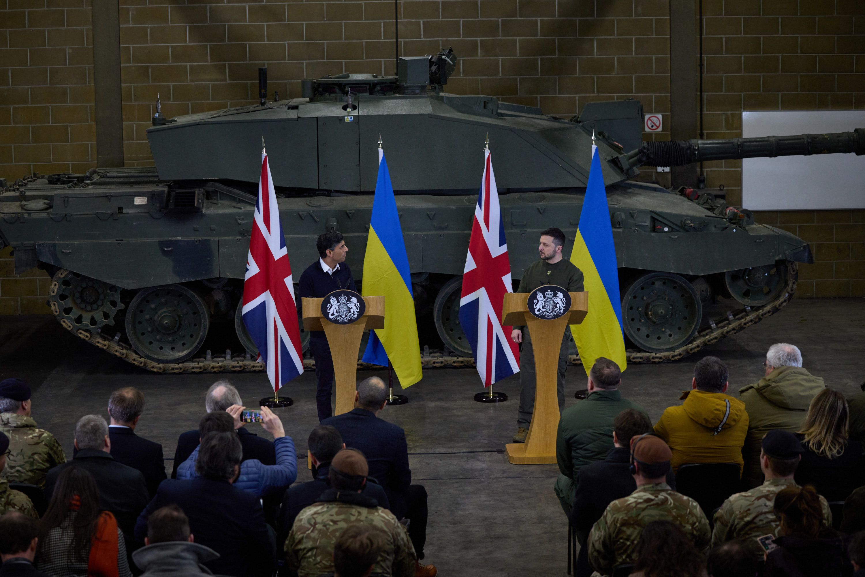Пресконференція Прем’єр-міністра Великої Британії  Ріші Сунака з Президентом України відбулася на базі Bovington Camp, де наші військові навчаються управлінню танками Challenger. Фото з сайту president.gov.ua