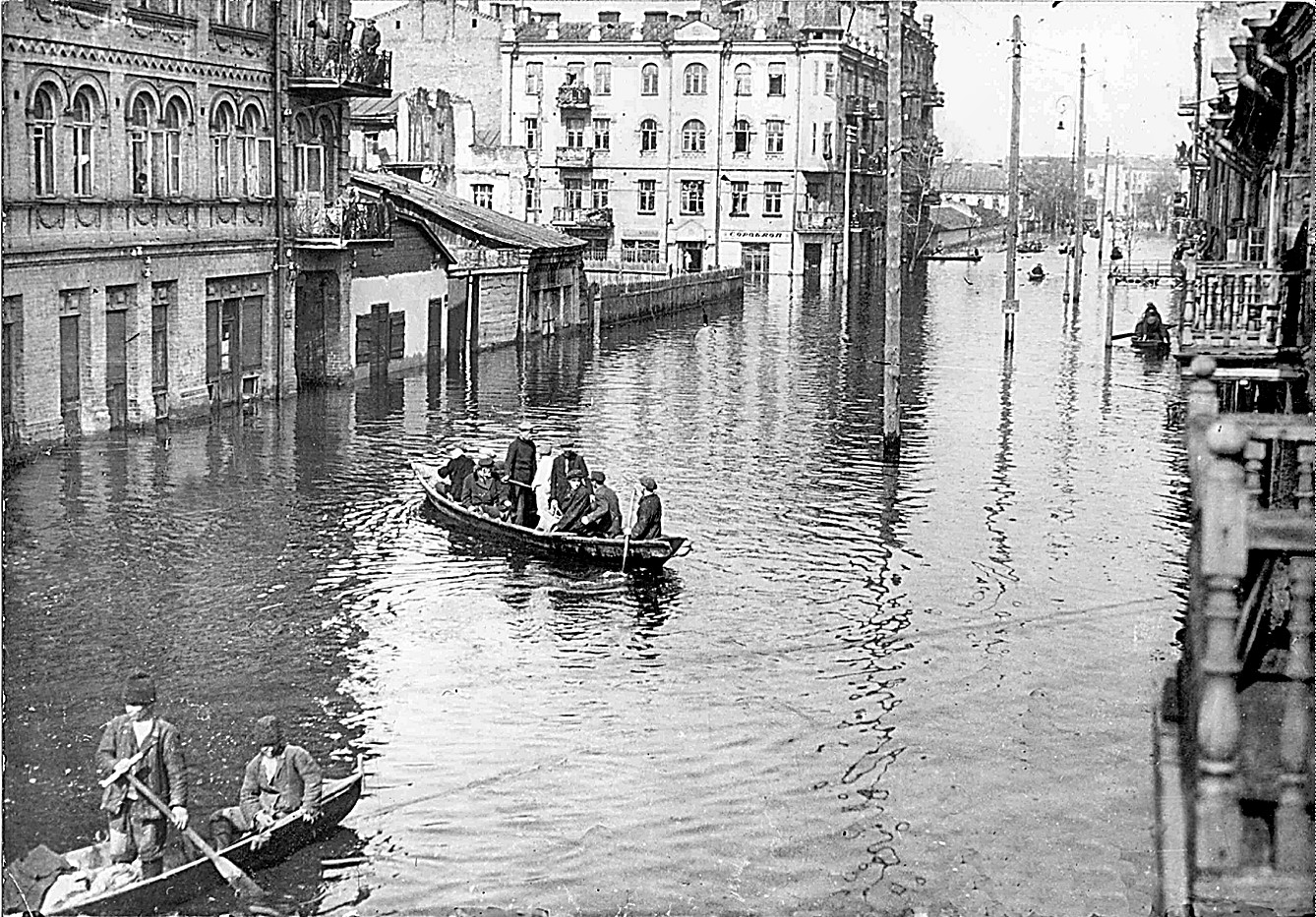 1931-го киянам довелося пересуватися затопленим Подолом у човнах. Фото надав автор