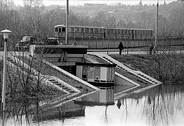 На піку повені 1970 року було затоплено Гідропарк, і поїзди метрополітену не зупинялися на однойменній станції
