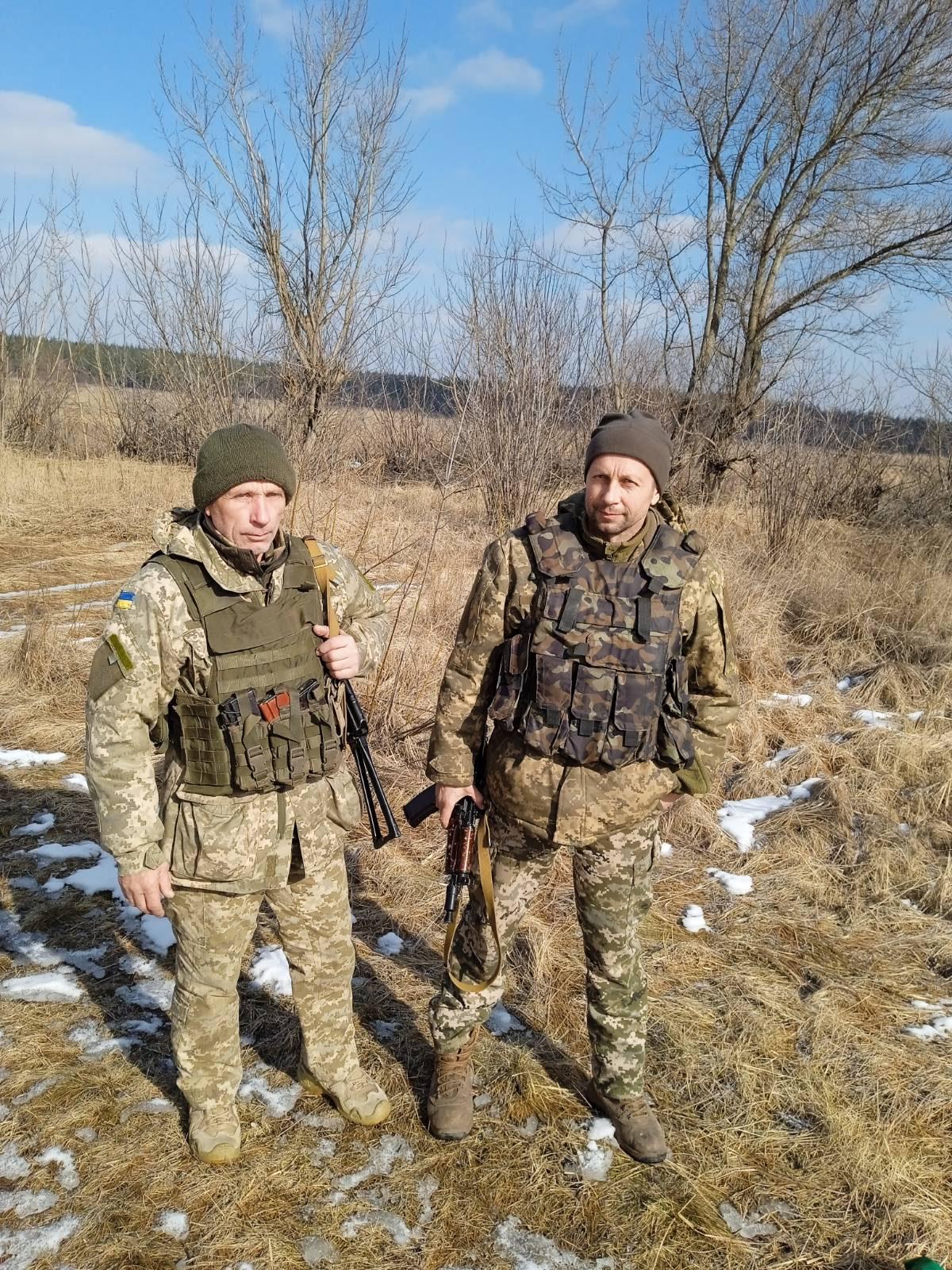 Рідні брати сумують за працею на землі. Фото надав автор
