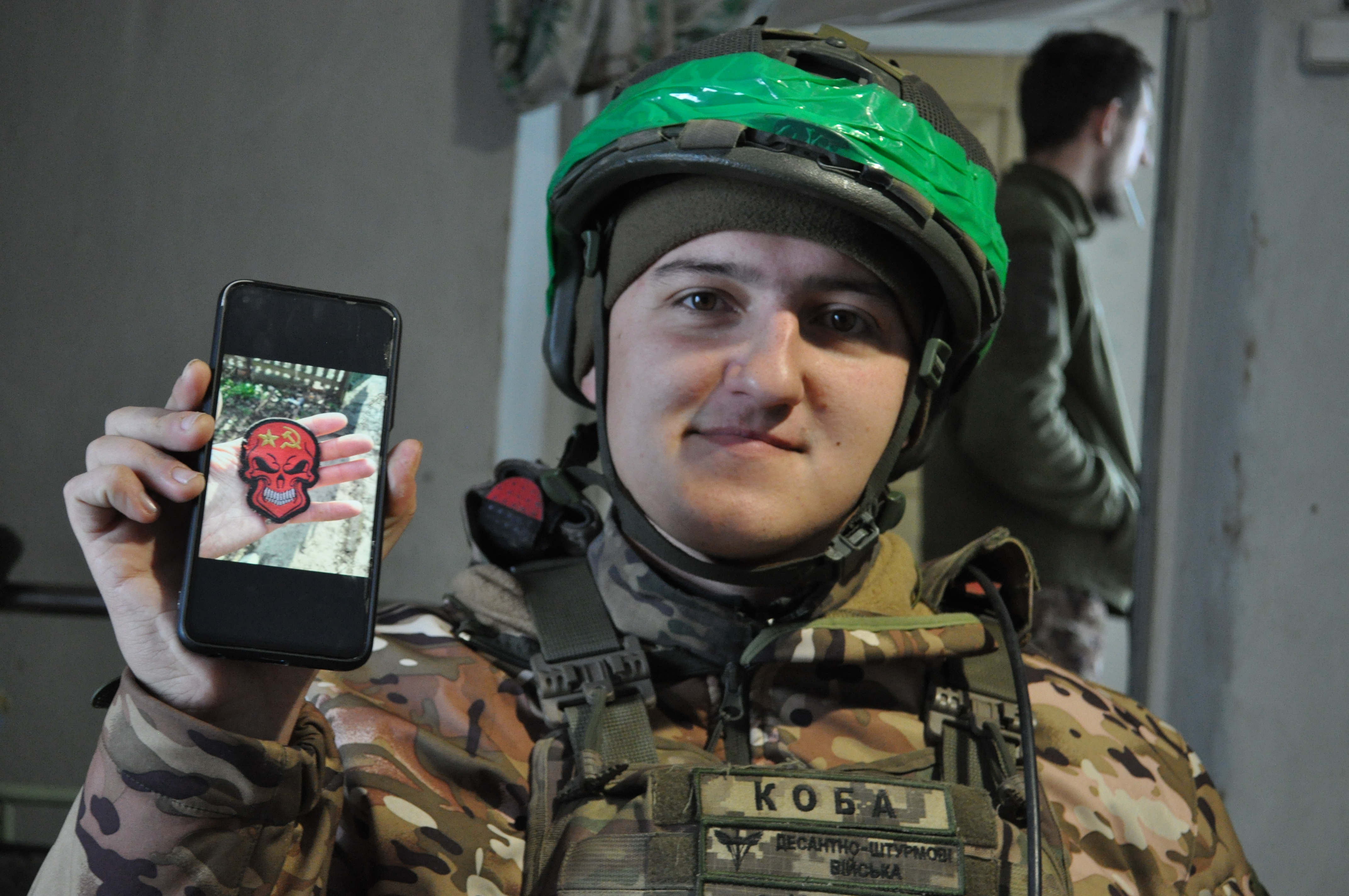 Здобутий ворожий шеврон — не останній у колекції трофеїв. Фото автора
