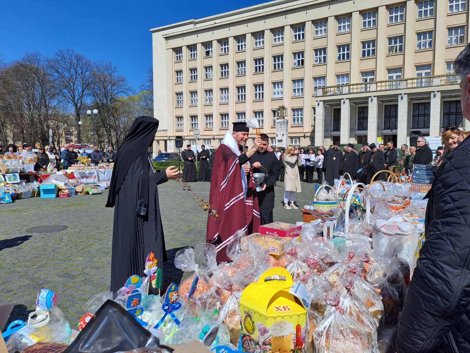 Площа Народна в Ужгороді вщерть була заповнена пасками, смаколиками та великодніми подарунками для воїнів. Фото зі сторінки у ФБ Холмецької ТГ