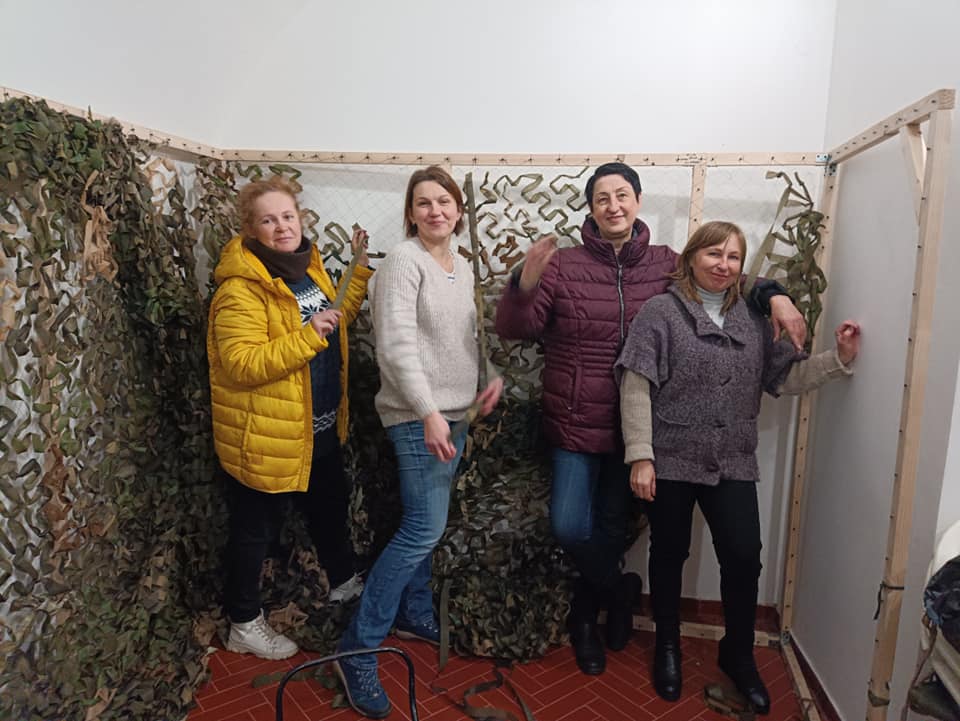Волонтерки групи «Сєверодонецькі павучки в Ужгороді» вже вісім місяців плетуть маскувальні сітки для військових. Фото надали героїні матеріалу
