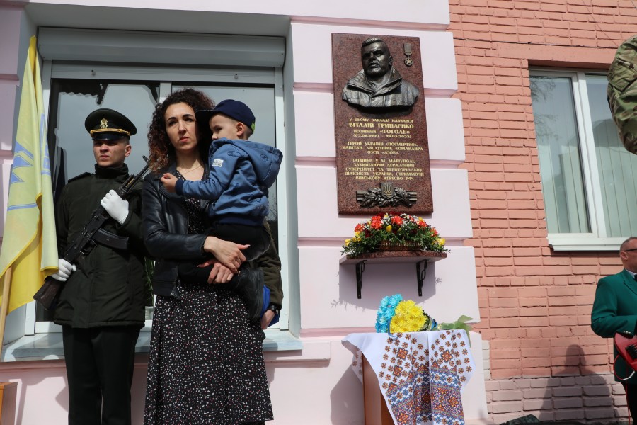Відкривала меморіальну дошку вдова Героя Вікторія Грицаєнко з його сином Святославом. Фото надав автор