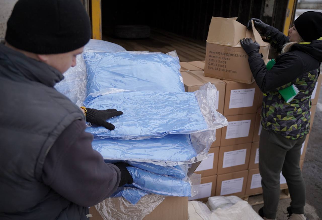 Донорські організації відгукуються на нагальні потреби переселенців, з-поміж яких і ковдри з підігрівом. Фото з сайту poltava.to