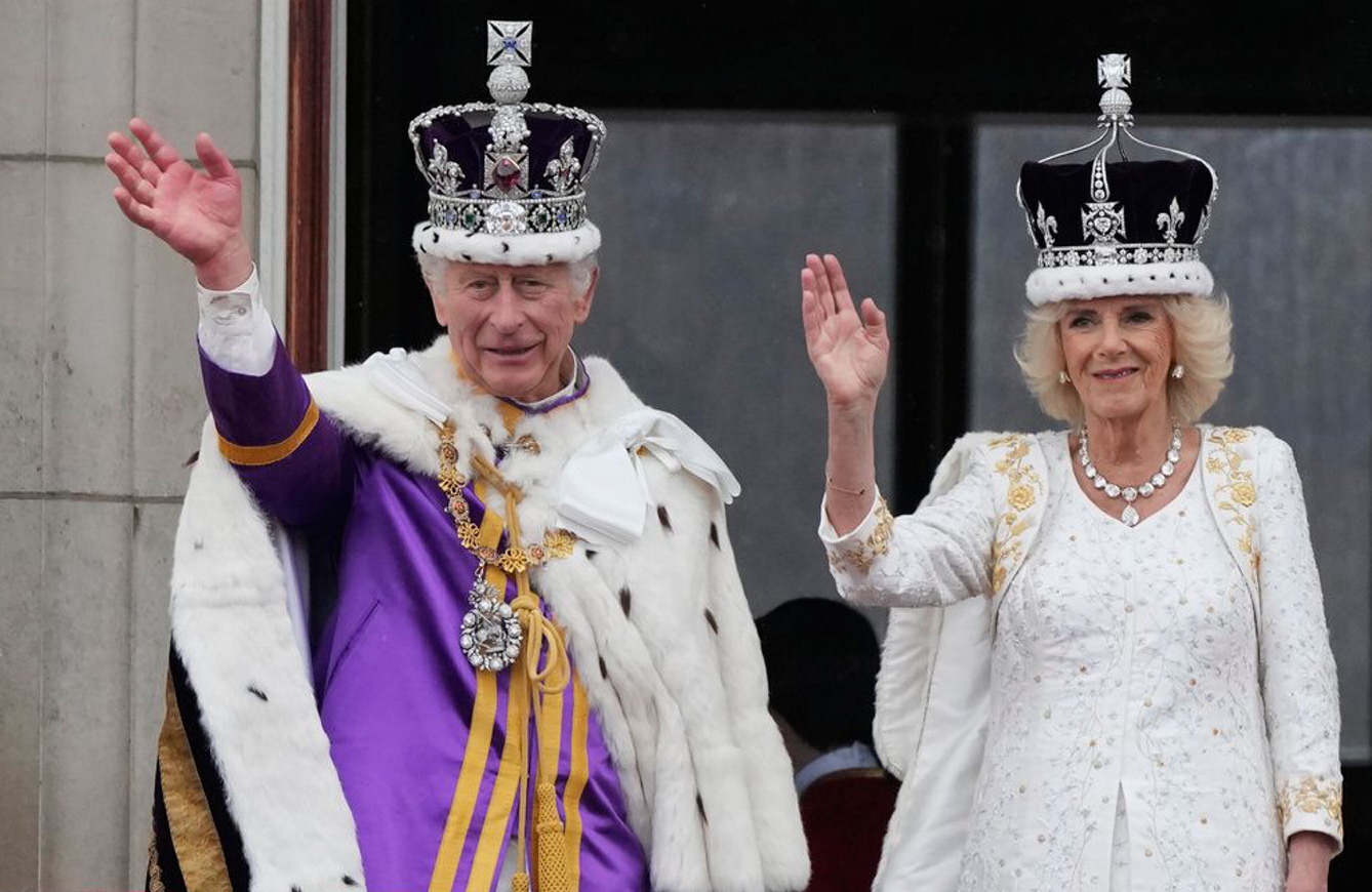 Король Чарльз III та Королева Камілла після коронації вітали підданих з балкону Букінгемського палацу. Фото з сайту dw.com