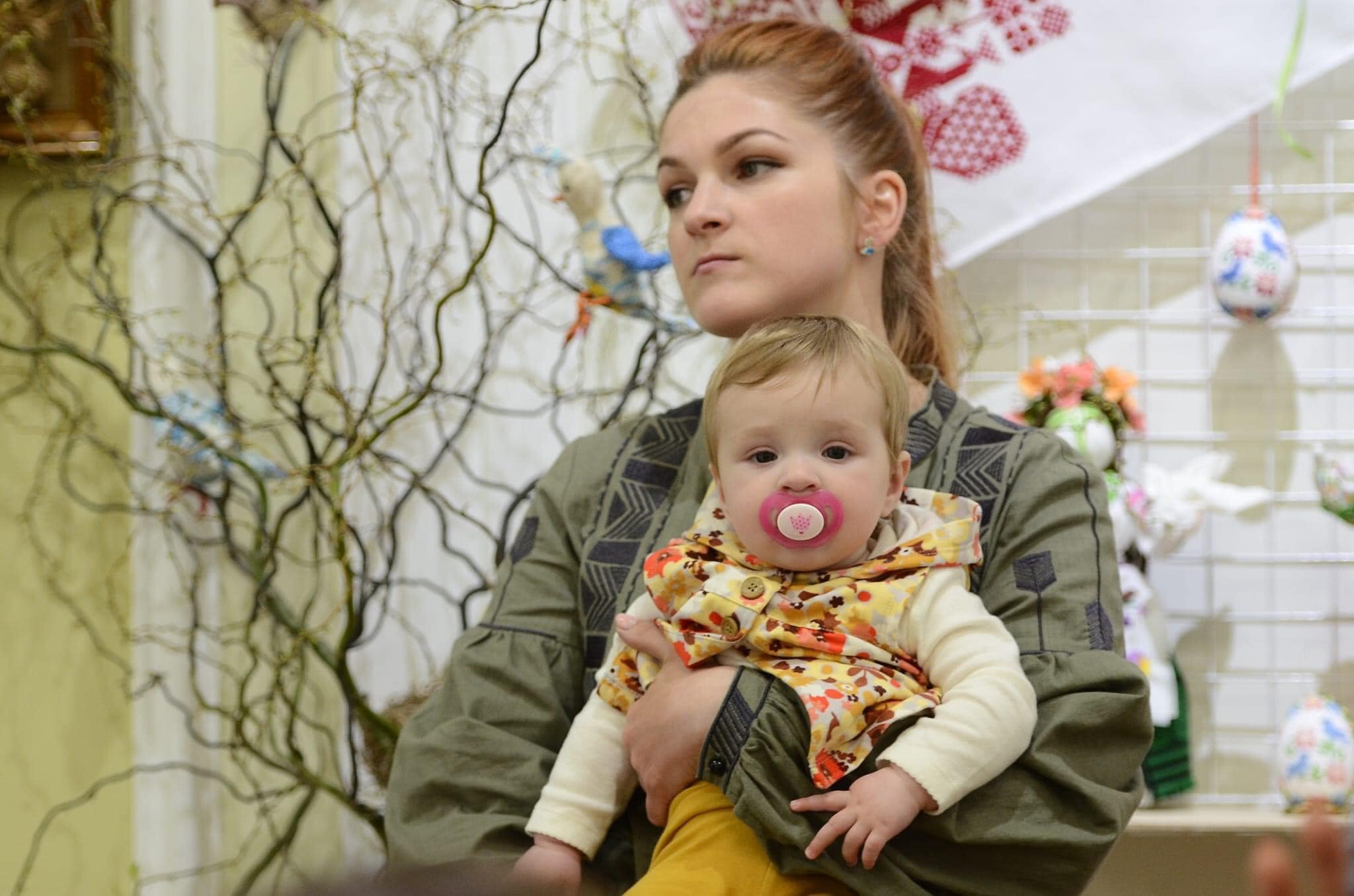 Мар’яна Мамонова прийшла з маленькою Ганнусею і розповіла про випробування, які пережила у російському полоні під час вагітності. Фото з сайту my.rv.ua