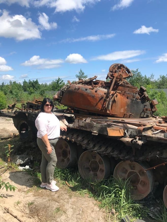 Волонтерка з Виноградова Людмила Сворень сфотографувалася біля розбитого російського танка в поїздці на схід України. Фото надав автор