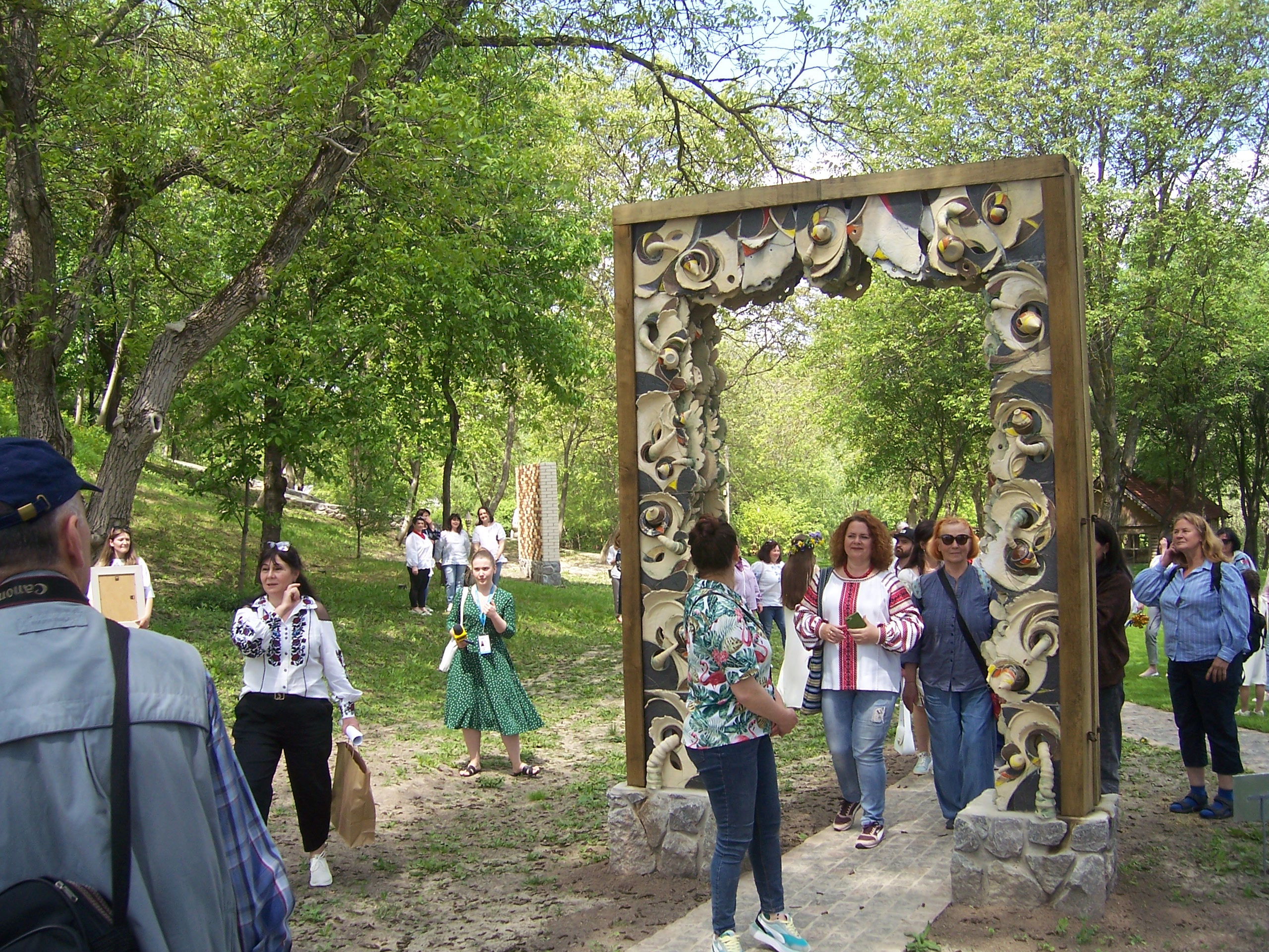 Монументальна арка «Шлях, який потрібно пройти» художниці-керамістки Наталії Матвійчук спонукає глядачів до роздумів про шлях випробувань.
