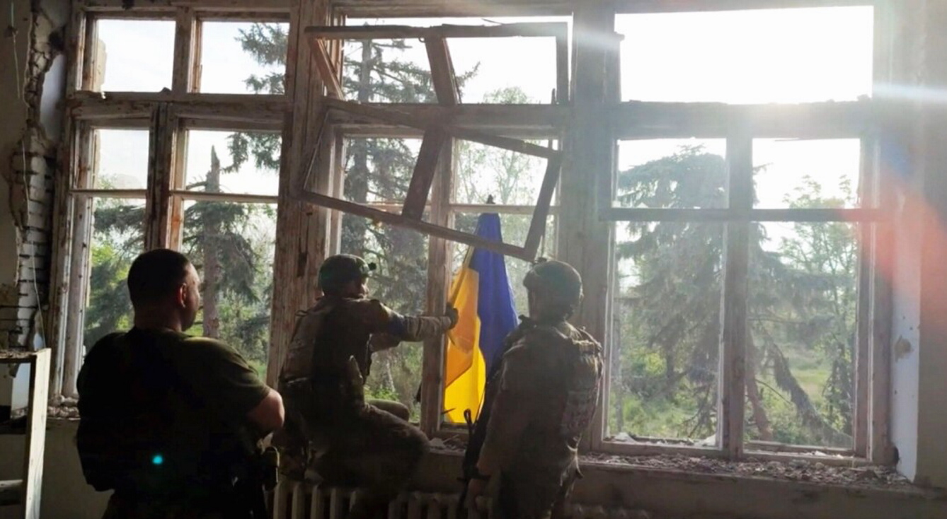 У Благодатному, що на Донеччині, поки важко знайти вцілілі вікна, але завдяки нашим воїнам, уже майорить український прапор. Фото з сайту radiosvoboda.org