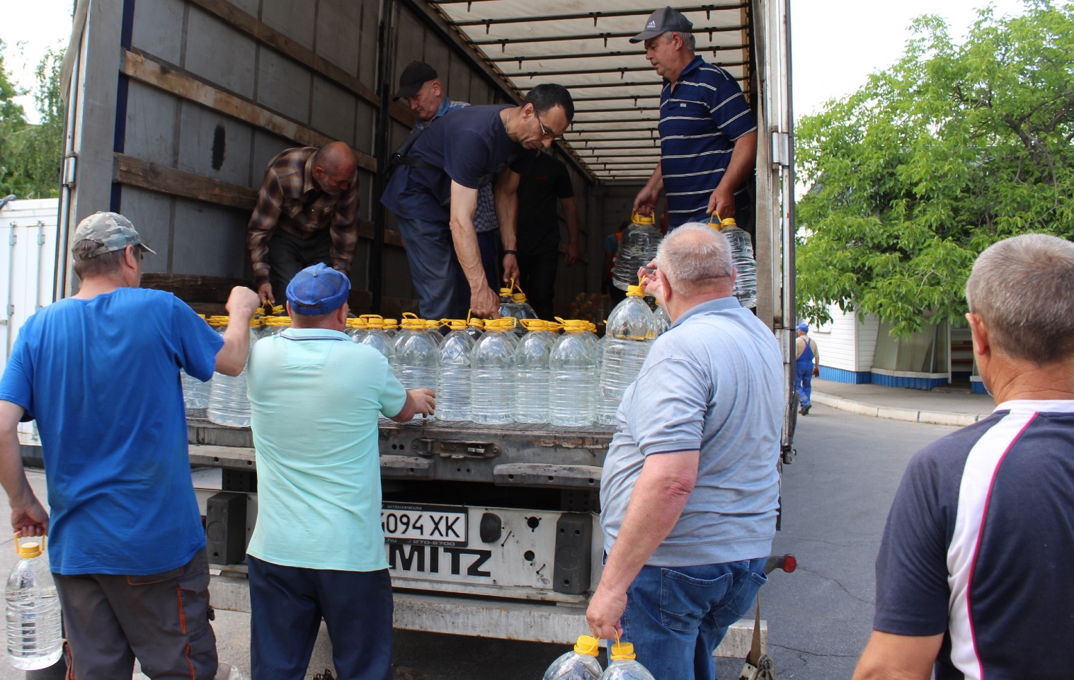 Полтавці у перші дні після теракту на дамбі тільки питної води відправили на Херсонщину понад 60 тонн. Фото з сайту poltava.to