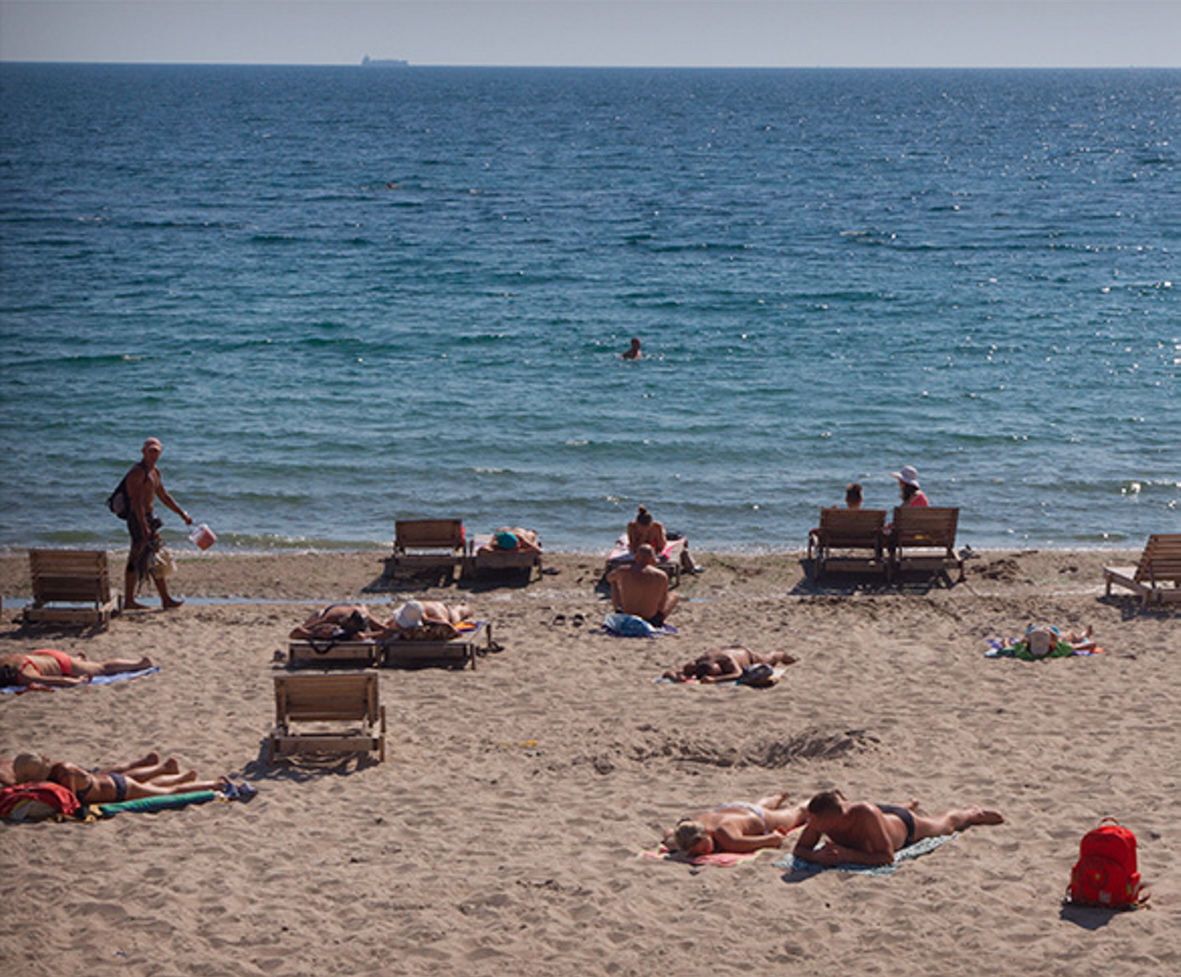 Нарешті на одеських пляжах дозволено відпочивати, втім бажаючих не багато. Фото з сайту journey­ua.pp.ua