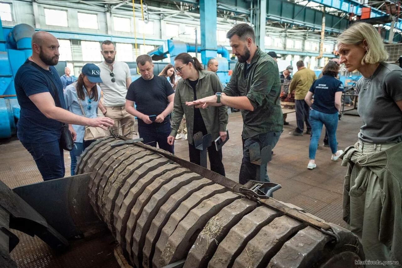 Юлія Свириденко (у центрі) добре ознайомлена з розробкою харківських виробників. Фото з сайту kharkivoda.gov.ua