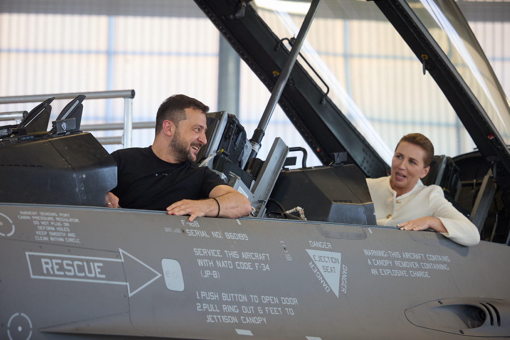 Президент Володимир Зеленський та Прем’єр-міністр Данії Метте Фредеріксен домовилися про передачу нам 19 винищувачів F-16. Фото з сайту president.gov.ua
