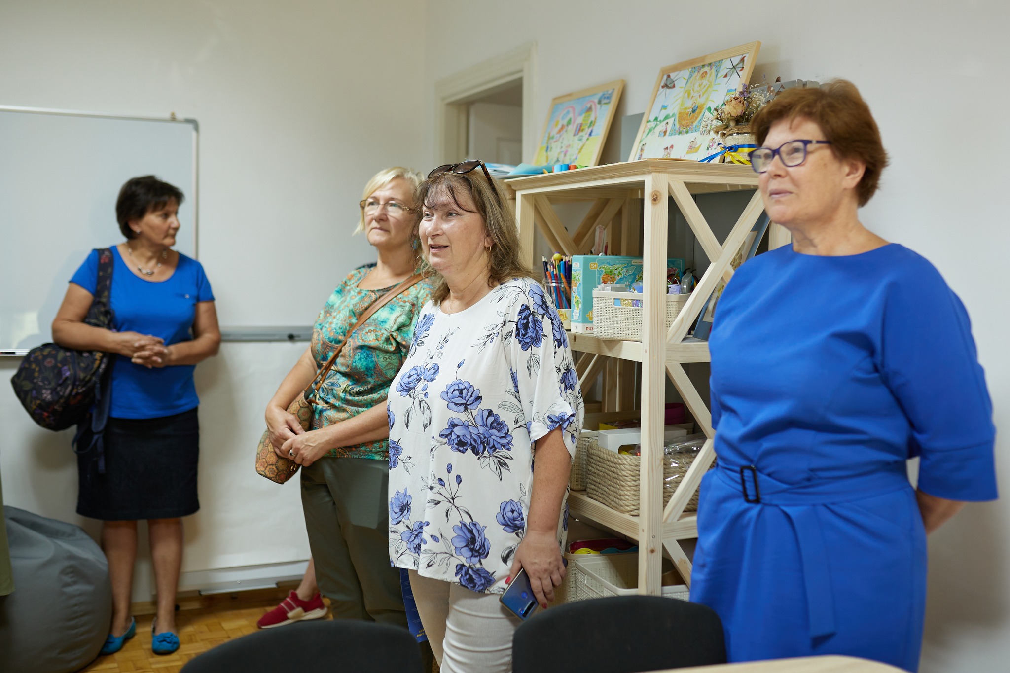 Урядова уповноважена з питань гендерної політики Катерина Левченко (праворуч) відвідала денний центр соціально-психологічної допомоги в Рівному. Фото Олени  СЕМЕНОВИЧ