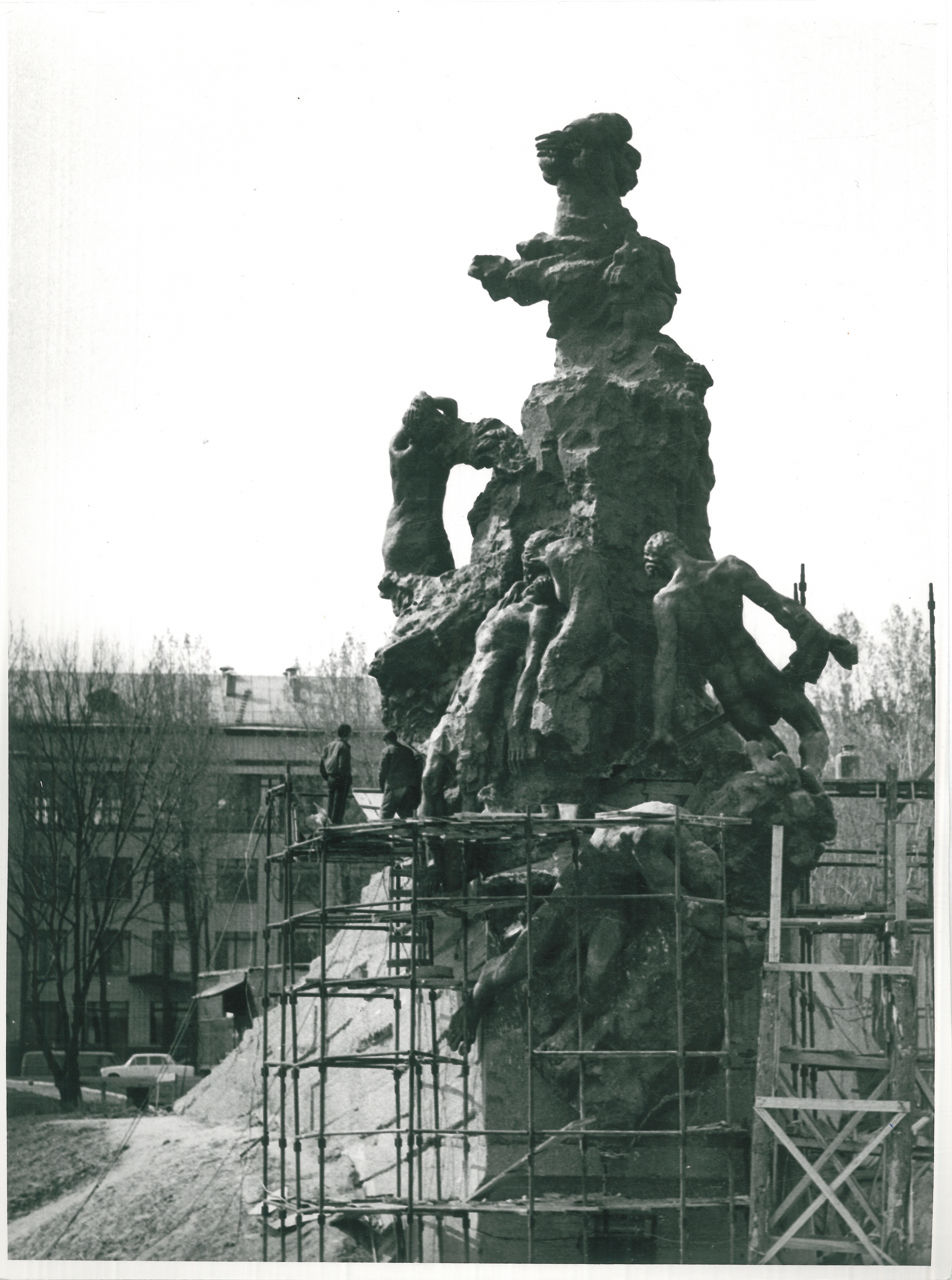 Спорудження першого пам’ятника загиблим у Бабиному Яру. 1976 р.. Фото надав автор