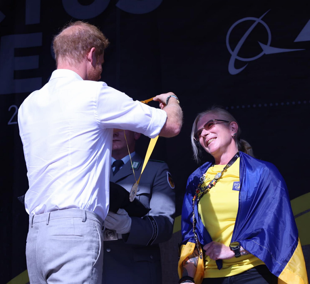 Українська волонтерка та парамедик Юлія Паєвська (Тайра) отримала медаль з рук принца Гаррі. Фото з сайту weukraine.tv