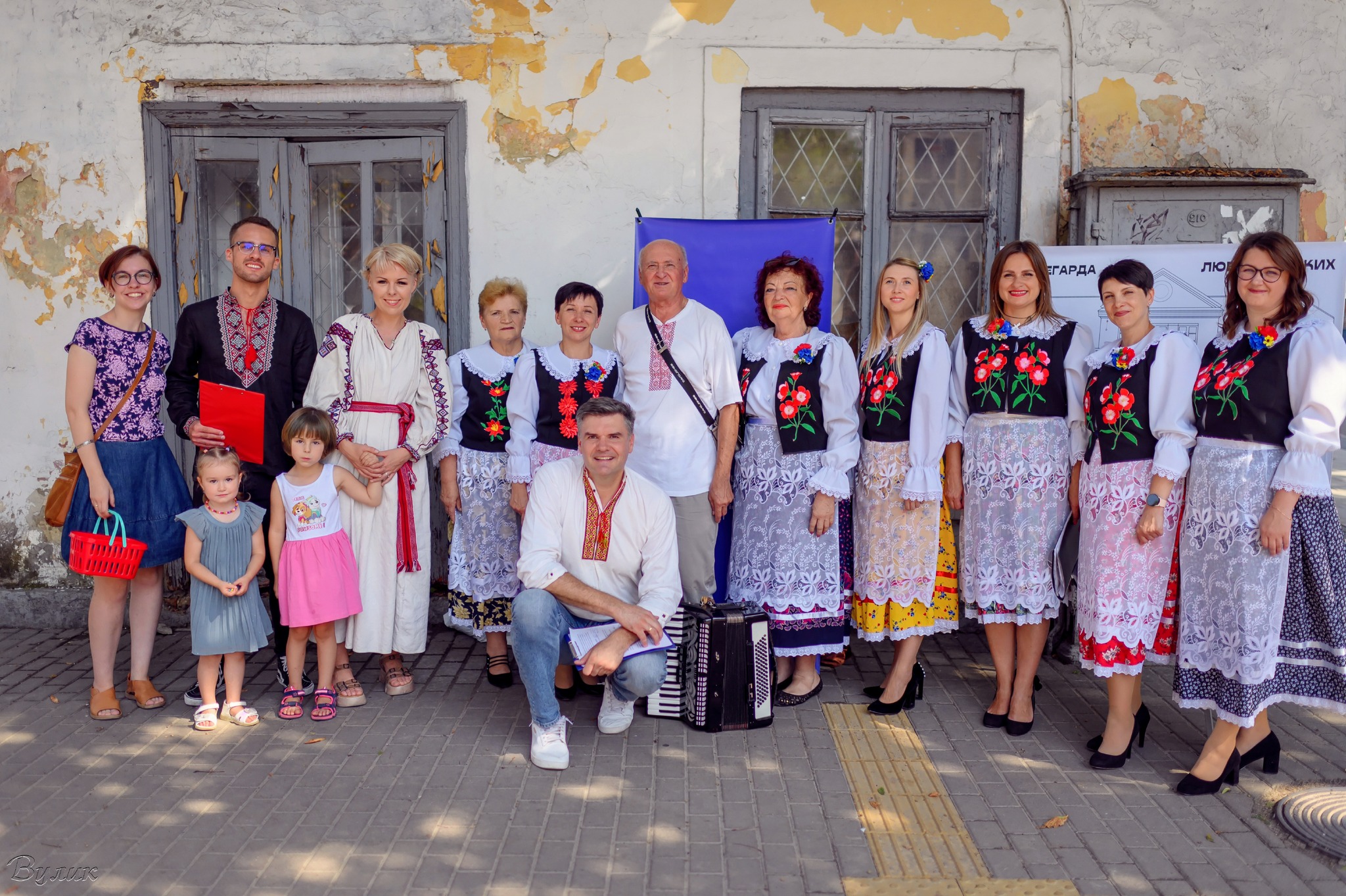 Учасники флешмобу на підтримку збереження об’єкта для створення українсько-польського культурного центру. Фото надав автор