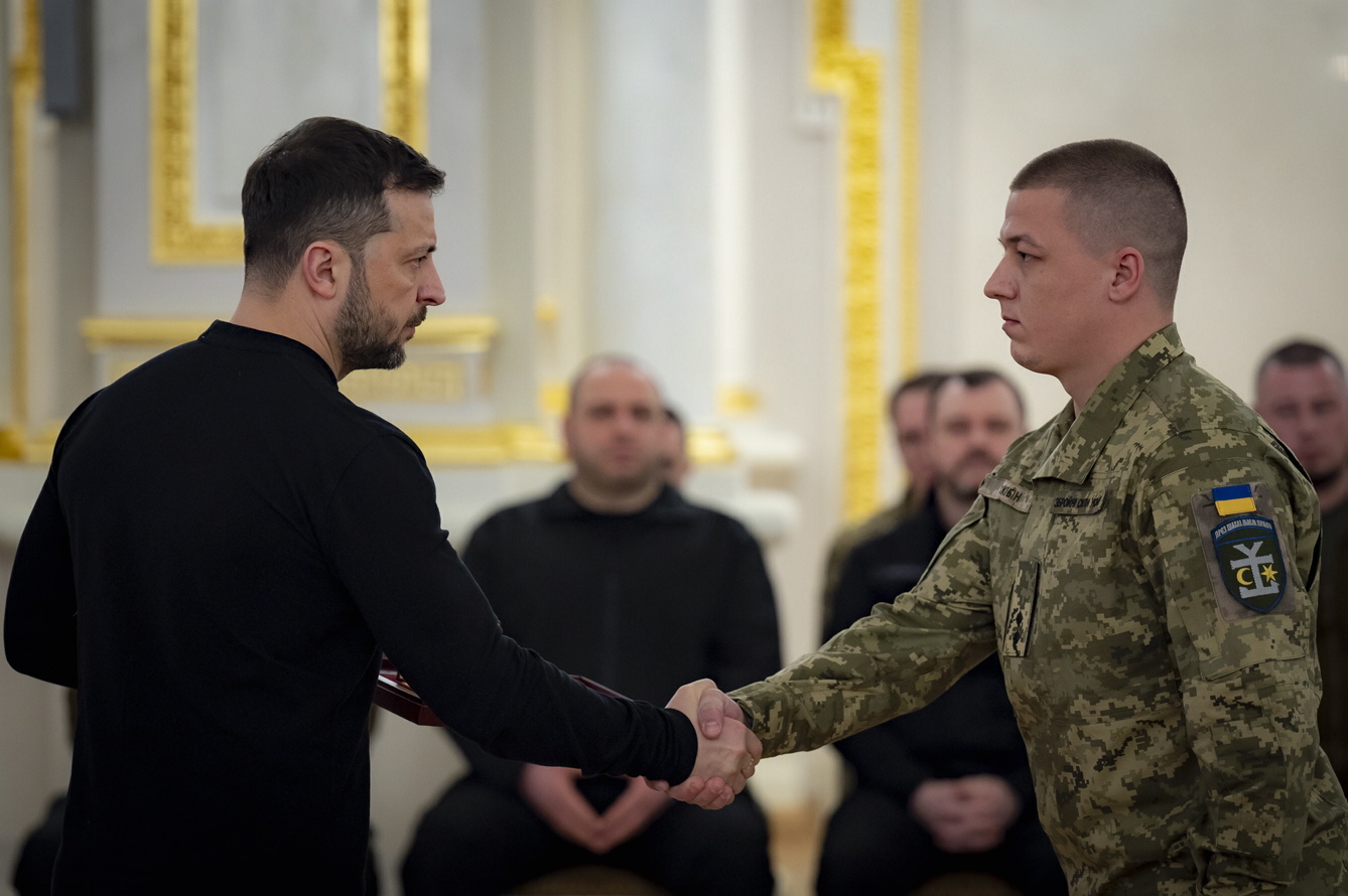 Володимир Зеленський подякував воїнам, які на своїх плечах тримають нашу незалежність. Фото з сайту president.gov.ua