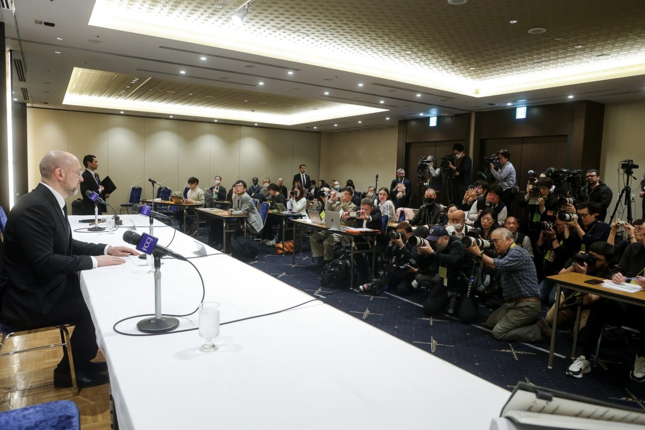 Під час пресконференції Денис Шмигаль подякував японському уряду, бізнесу й усім, хто був долучений до діалогу.  Фото з Урядового порталу
