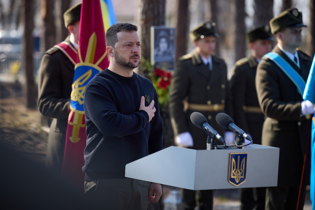 Пам’ять воїнів ушанували в лісі, де відбувалися одні з найзапекліших подій у березні 2022 року. Фото з сайту president.gov.ua