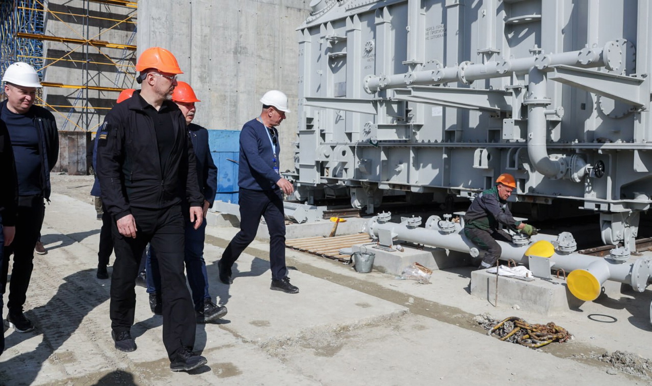 Денис Шмигаль оглянув перебіг будівництва другого рівня захисту на енергетичних підстанціях. Фото з Урядового порталу