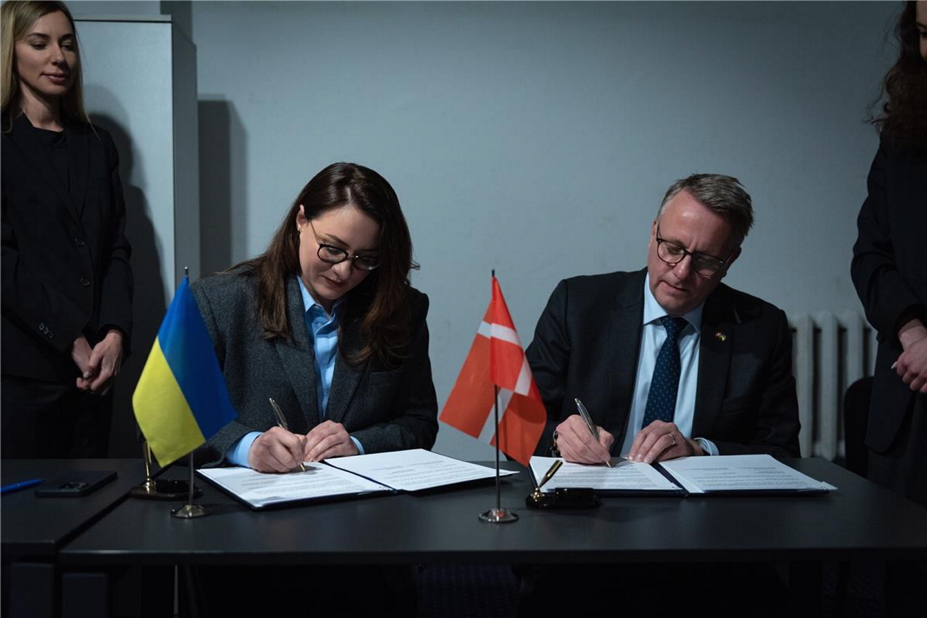 Юлія Свириденко і Мортен Бедскоу скріпили підписами наміри урядів і підприємців двох країн. Фото з сайту me.gov.ua